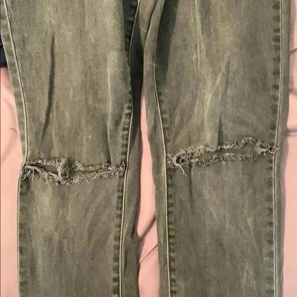 Levi’s High Rise Skinny Jean with Ripped Knees - Picture 5 of 6